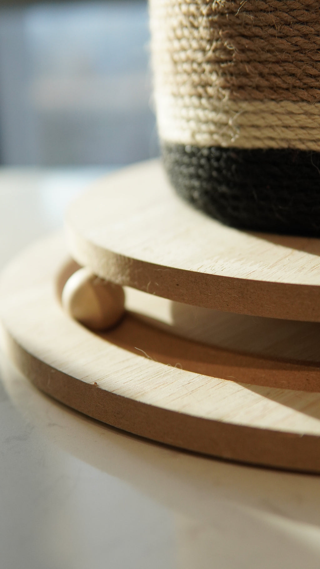 Noir Bouteille Cat Scratcher - base detail close-up