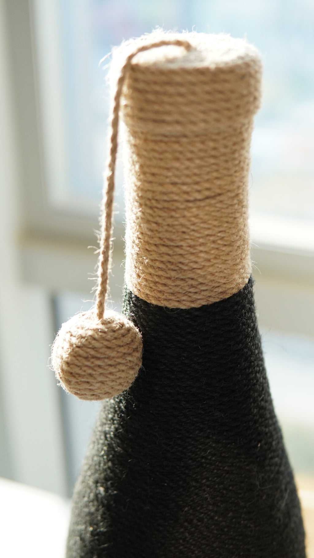 Noir Bouteille Cat Scratcher - neck and ball toy detail