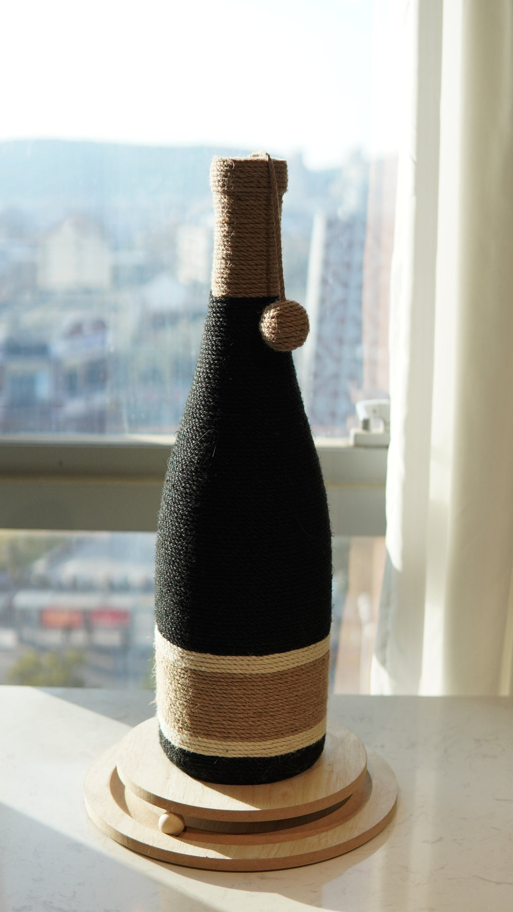 Noir Bouteille Cat Scratcher - single product view