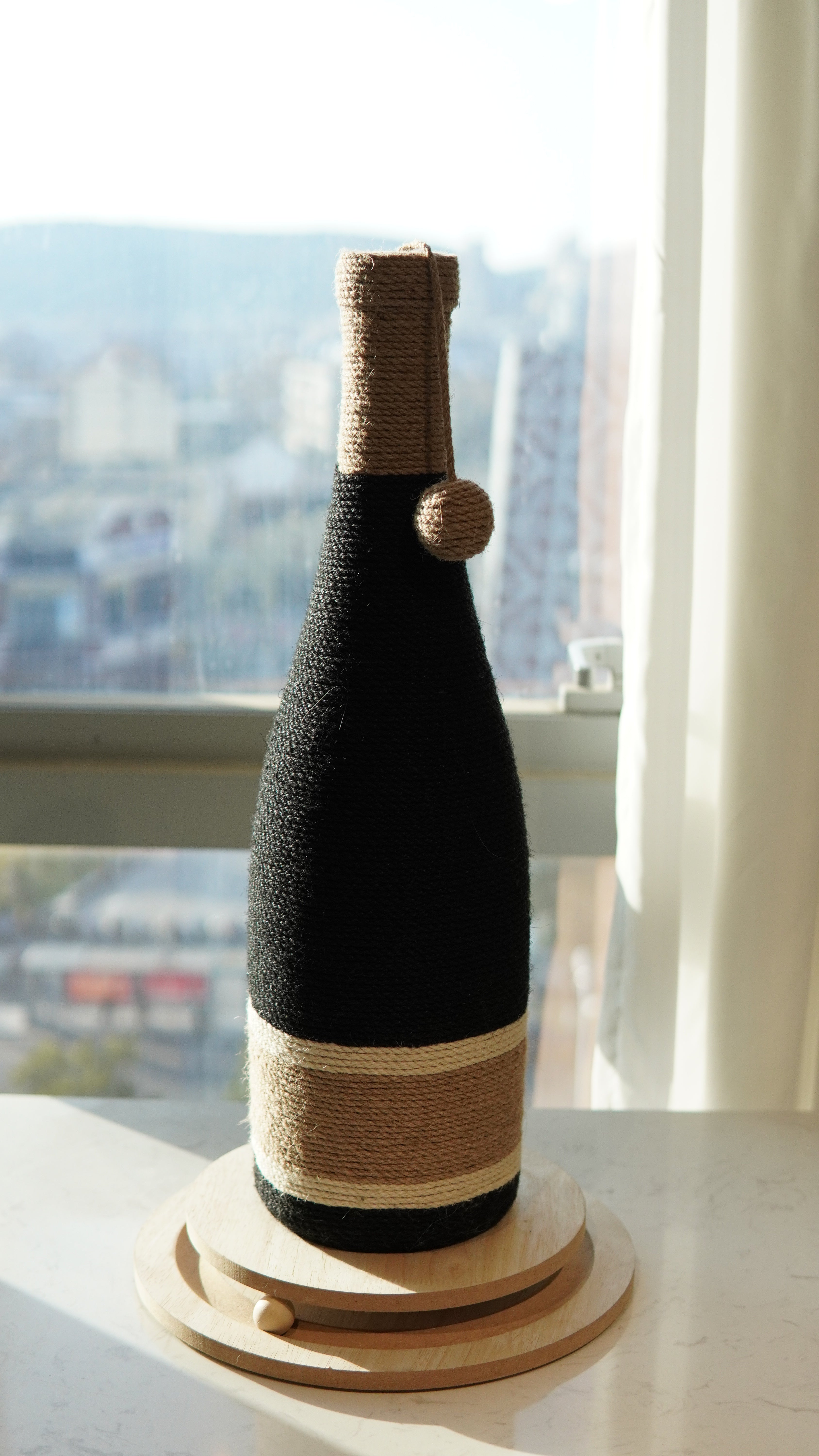 Noir Bouteille Cat Scratcher - single product view